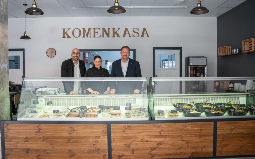El alcalde visita ‘Komenkasa’ un nuevo negocio gastronómico que ofrece comida tradicional y casera y que ha abierto sus puertas en La Corchera