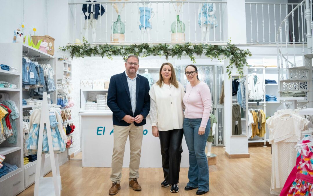 El alcalde ha visitado una nueva tienda de ropa infantil y juvenil que ha abierto sus puertas en la calle Camilo José Cela