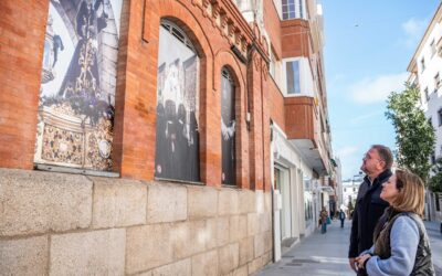 Ya se ha instalado la exposición fotográfica de gran formato sobre la Semana Santa de Mérida ‘Altera adspectu’, en la fachada del Mercado de Calatrava
