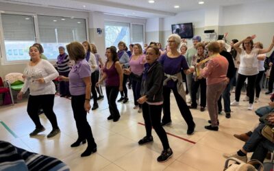 Los centros de mayores organizan talleres de empoderamiento femenino a través de la música