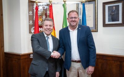 El presidente de Castilla la Mancha firma en el libro de honor del ayuntamiento de Mérida y mantiene un encuentro con el alcalde, Antonio Rodríguez Osuna