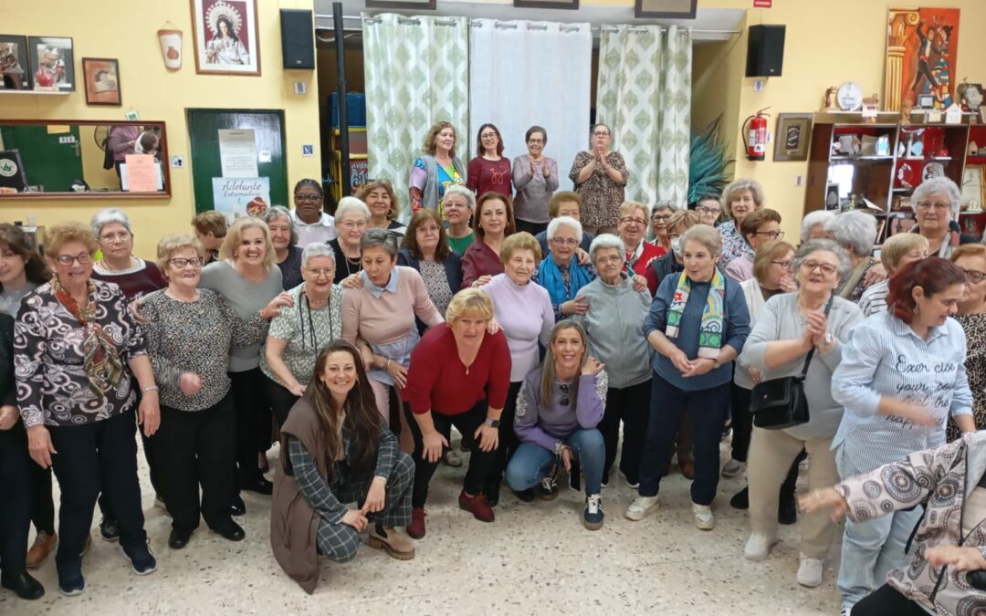 Los mayores del programa Lazos elaboran torrijas en una convivencia con motivo de la Semana Santa