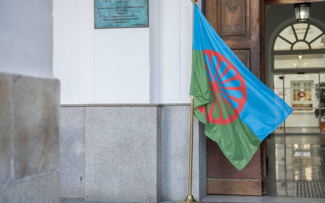 La bandera del Pueblo Gitano ondea hoy en la puerta del Ayuntamiento con motivo de la celebración de su Día Internacional, hoy 8 de abril. Se cumplen además 600 años de cultura e historia del pueblo gitano en la península ibérica.