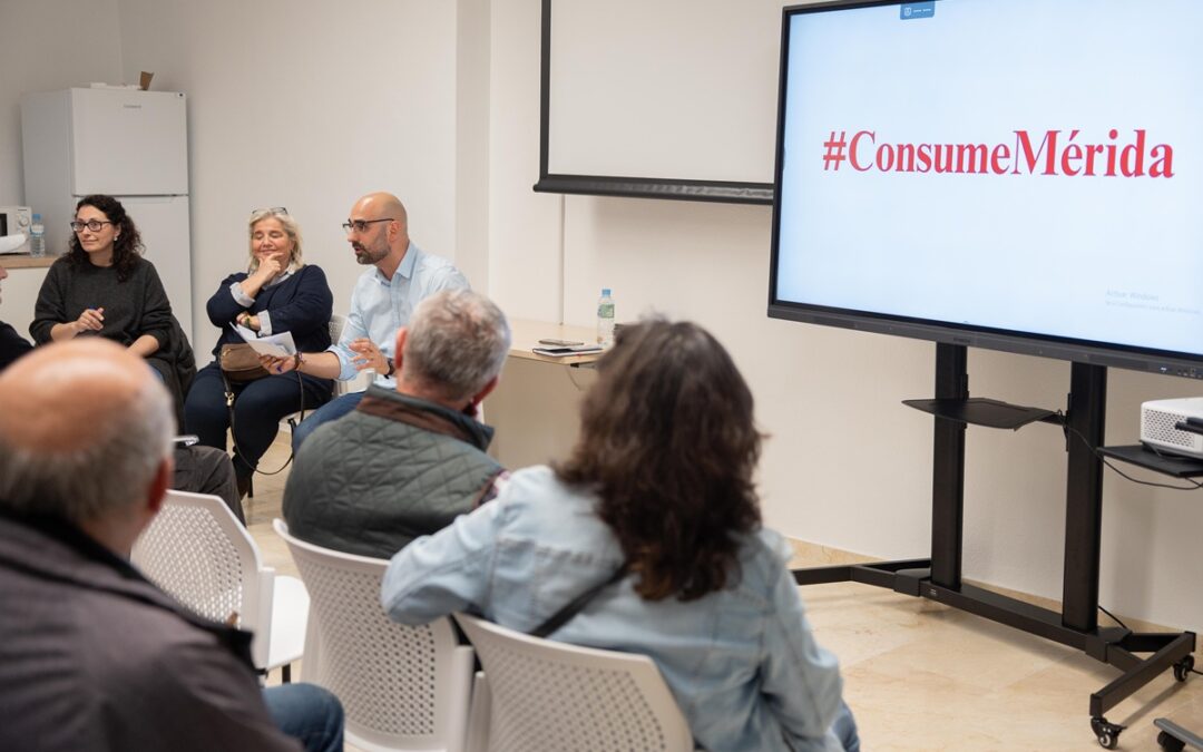 El delegado de comercio se reúne con comerciantes de la Antigua para diseñar acciones e informar de nuevas líneas de asociacionismo