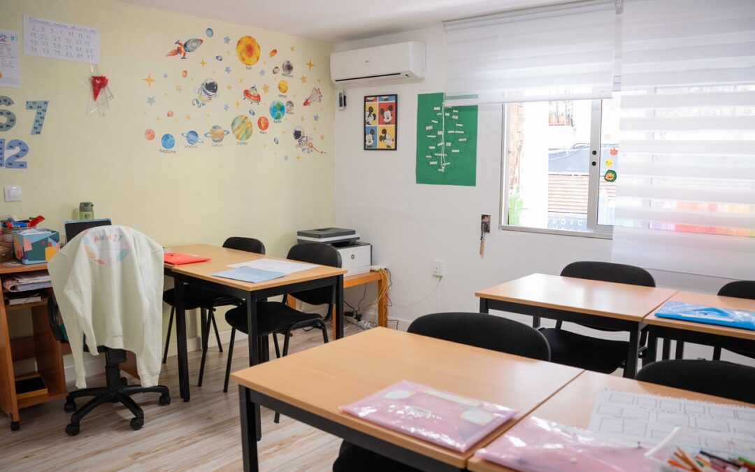El alcalde visita el centro de estudios “Aula 27” para alumnado desde Infantil a ESO