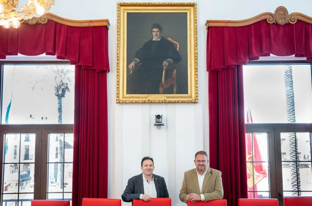 El cuadro del político y jurista emeritense José María Calatrava, uno de los padres de la Constitución de 1812, luce en el Salón de Plenos del ayuntamiento tras una cesión del Congreso de los Diputados con motivo de los actos que en su homenaje llevará a cabo el ayuntamiento de Mérida