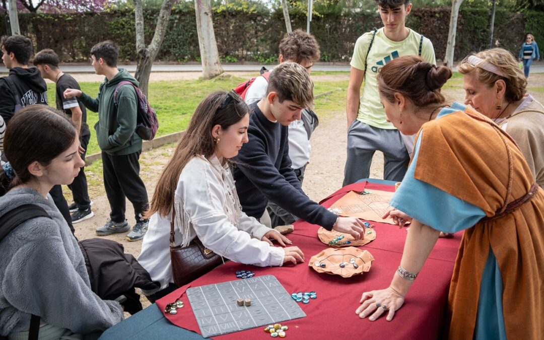 Cientos de jóvenes participan en el primer día de las actividades del programa “Lvdotivm” en el intervalo de las representaciones del Festival de Teatro Grecolatino