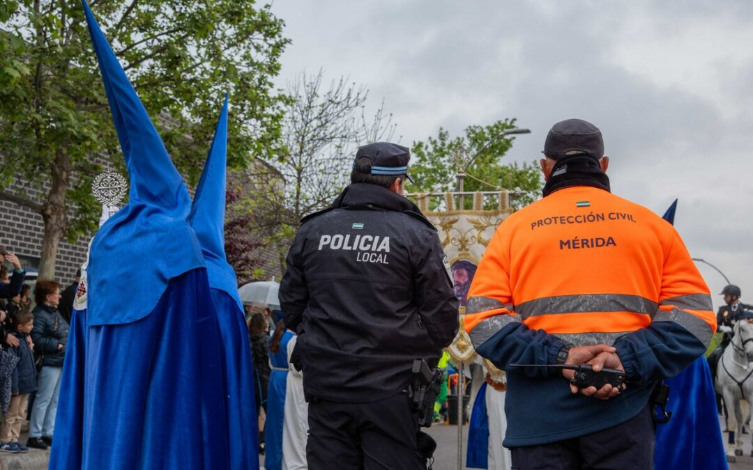 El alcalde agradece a los servicios de Limpieza, Policía Local, Nacional y Bomberos, Protección Civil, Parques y Jardines, Parque de Obra, Urbanismo, Comunicación, Cofradías y la delegación de Semana Santa su “riguroso y gran” trabajo durante la semana de pasión en Mérida