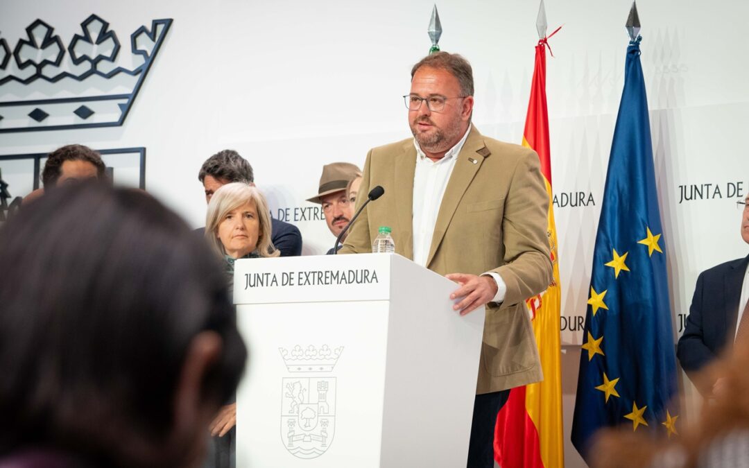 El alcalde destaca a las empresas teatrales emeritenses y las y los artistas locales como protagonistas, un año más, del “evento cultural más importante de Extremadura” en la presentación de la 71 edición del Festival Internacional de Teatro