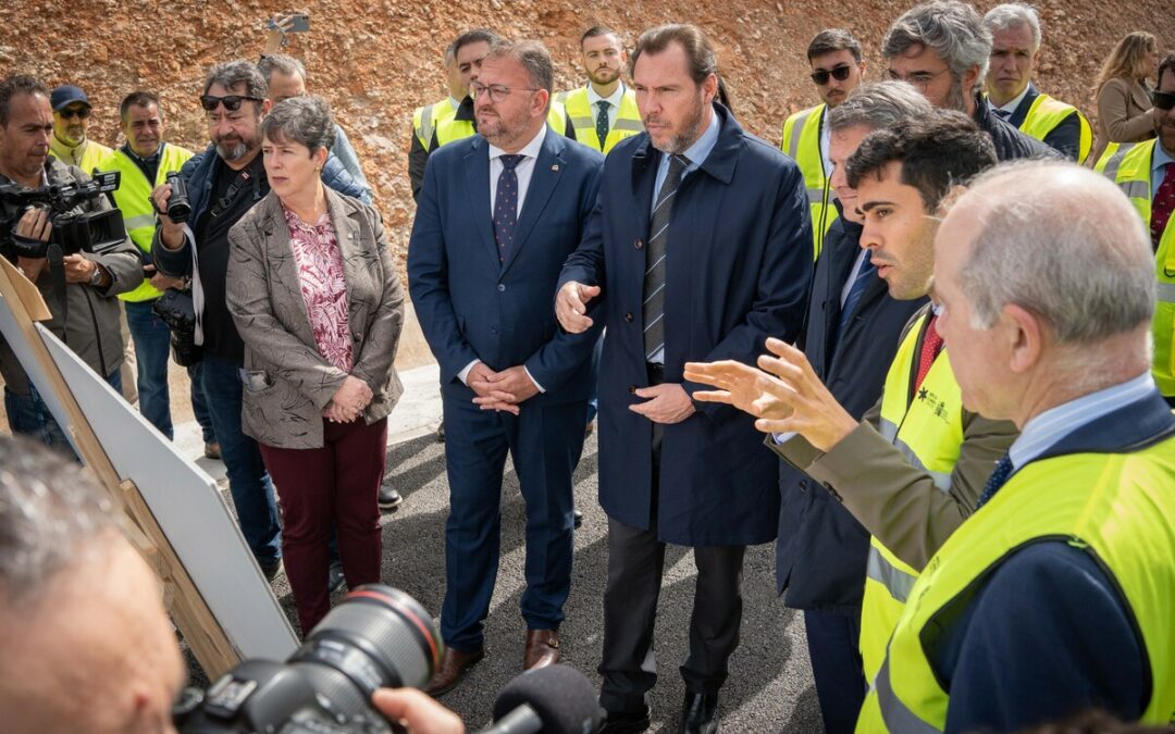El ministro de Transportes visita junto con el alcalde el desdoblamiento de la N630 a su paso por Mérida donde se han invertido 2’5 millones de euros “en una demanda histórica de la ciudad que el Gobierno de España ha hecho realidad”