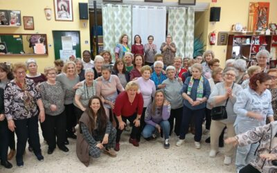 Los mayores del programa Lazos elaboran torrijas en una convivencia con motivo de la Semana Santa
