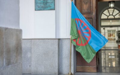 La bandera del Pueblo Gitano ondea hoy en la puerta del Ayuntamiento con motivo de la celebración de su Día Internacional, hoy 8 de abril. Se cumplen además 600 años de cultura e historia del pueblo gitano en la península ibérica.