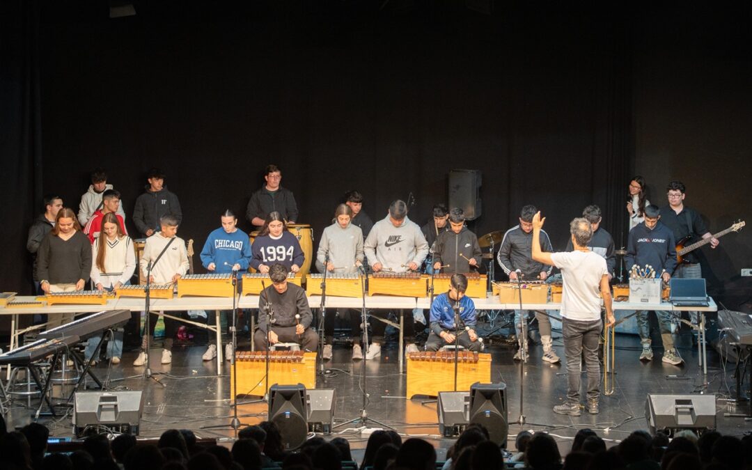 Más de 350 participantes de diversos colegios e institutos de Mérida han participado esta mañana en el ciclo de conciertos escolares “Musiqueando 2025”