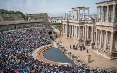 El alcalde asiste a la inauguración del Festival Juvenil de Teatro Grecolatino que reunirá esta semana en Mérida a más de 12.000 jóvenes de 160 institutos de toda España y Portugal con la presencia también de alumnado francés y finlandés