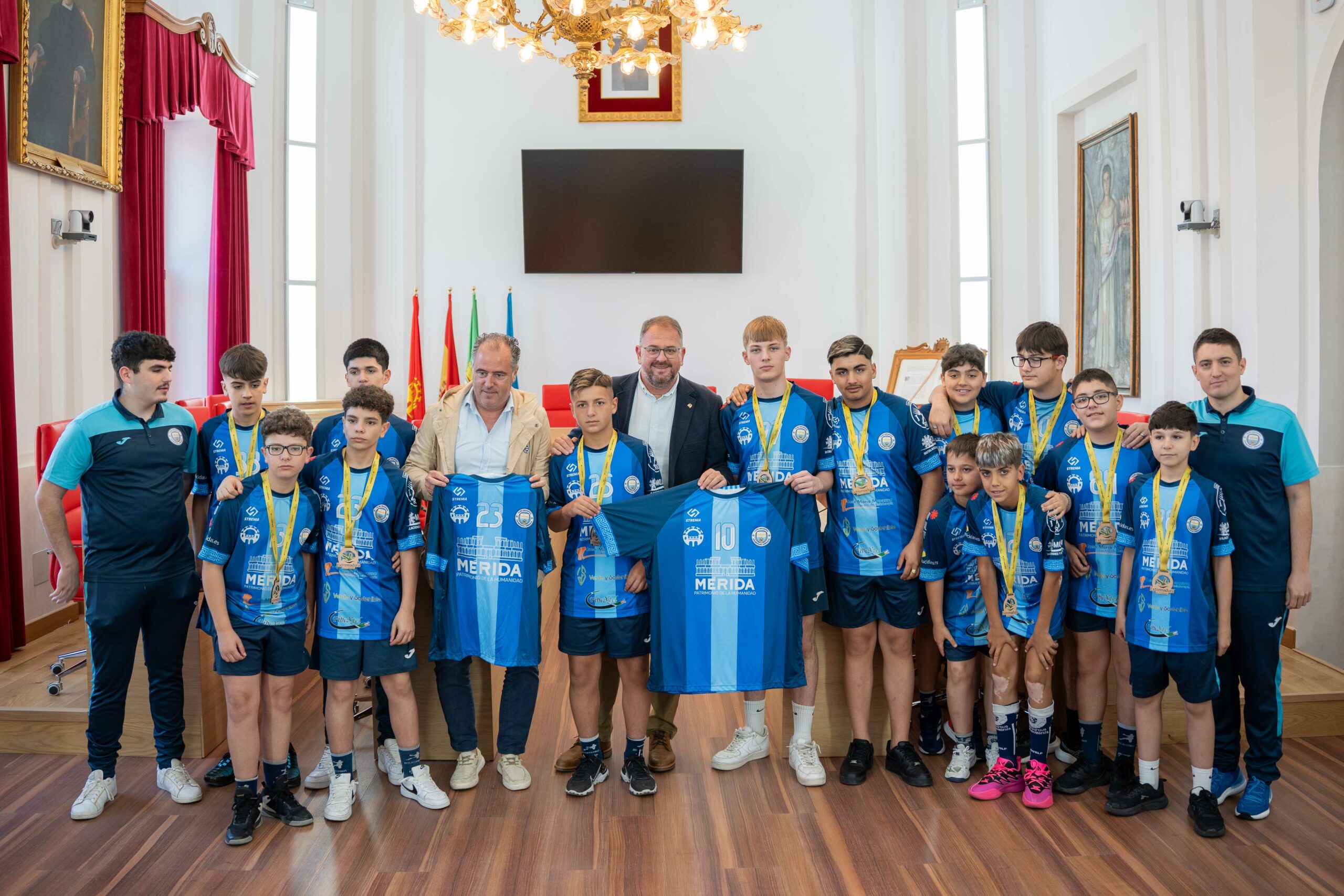 El alcalde expresa públicamente “el orgullo que supone que el Club Balonmano Josefinas de Mérida represente a Extremadura” en el Campeonato Nacional donde se citan las mejores canteras del balonmano español