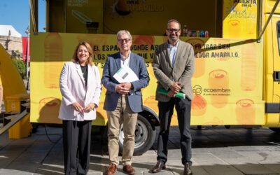 “Acierta con el amarillo” ha llegado hoy a la Plaza de España para formar sobre qué residuos que deben depositarse en los contenedores de este color