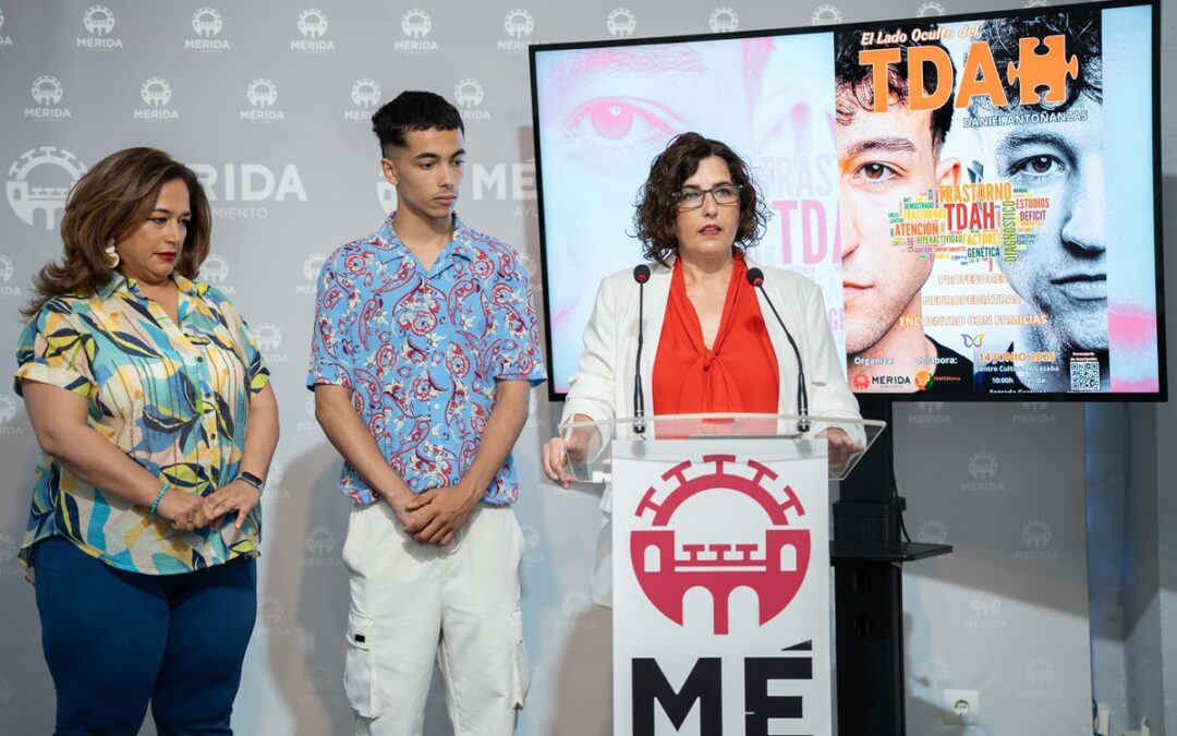 El “influencer” Daniel Antoñanzas, la neuropsicóloga Carmen Ávila y la profesora Maribel Mancera, en una jornada sobre el TDAH dirigida a familias