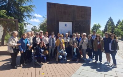 Los mayores del programa Lazos visitan la casa del anfiteatro y realizan un recorrido turístico por la ciudad