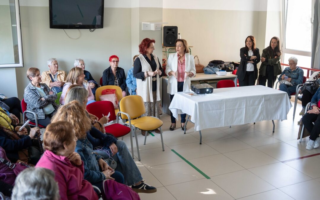 El taller ‘La ilusión de la belleza’ lleva la moda de la época romana a los centros de mayores