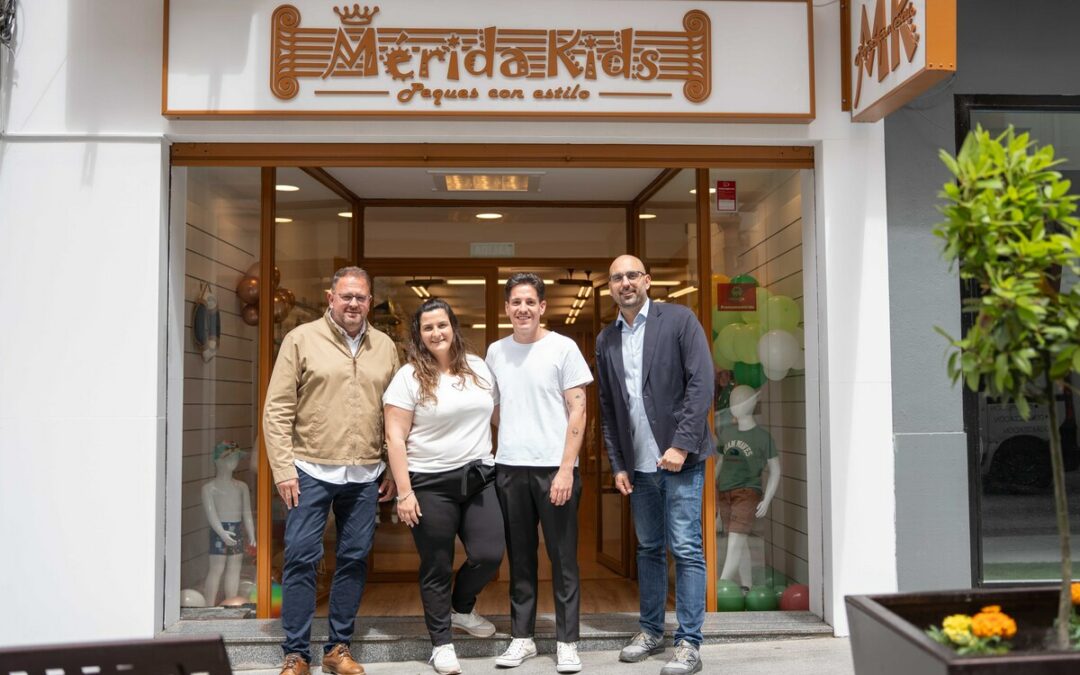 El alcalde visita ‘Mérida Kids’ una nueva tienda de moda infantil y juvenil que abre sus puertas hoy en la calle Félix Valverde Lillo