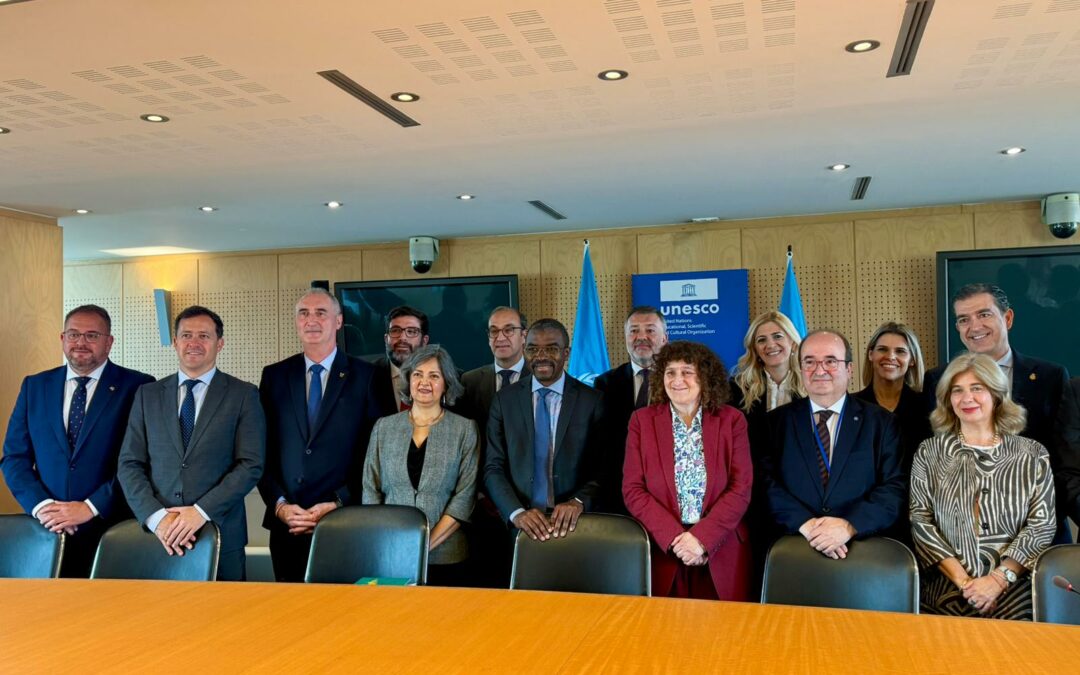 El Grupo de Ciudades Patrimonio de la Humanidad y el director del centro del patrimonio mundial de UNESCO acuerdan establecer líneas directas de colaboración en sostenibilidad y protección de los cascos históricos