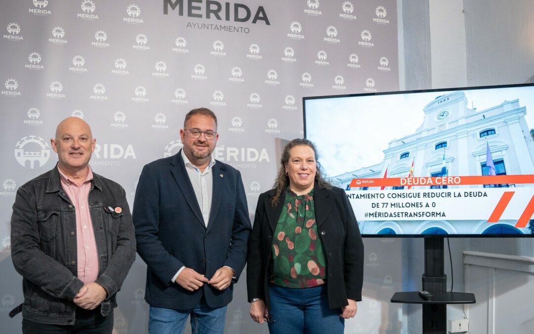 El alcalde anuncia que el ayuntamiento elimina totalmente su deuda gracias a la gestión económica que en los últimos 10 años ha conseguido reducir el “agujero que nos encontramos al llegar al Gobierno local” de más de 77 millones de euros a 0 euros