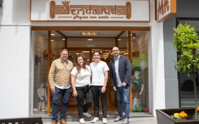 El alcalde visita ‘Mérida Kids’ una nueva tienda de moda infantil y juvenil que abre sus puertas hoy en la calle Félix Valverde Lillo