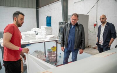 El alcalde visita ‘LavaMérida’ una nueva lavandería industrial abierta por el joven emeritense David Porrino que da servicio a hoteles, hostales y apartamentos turísticos