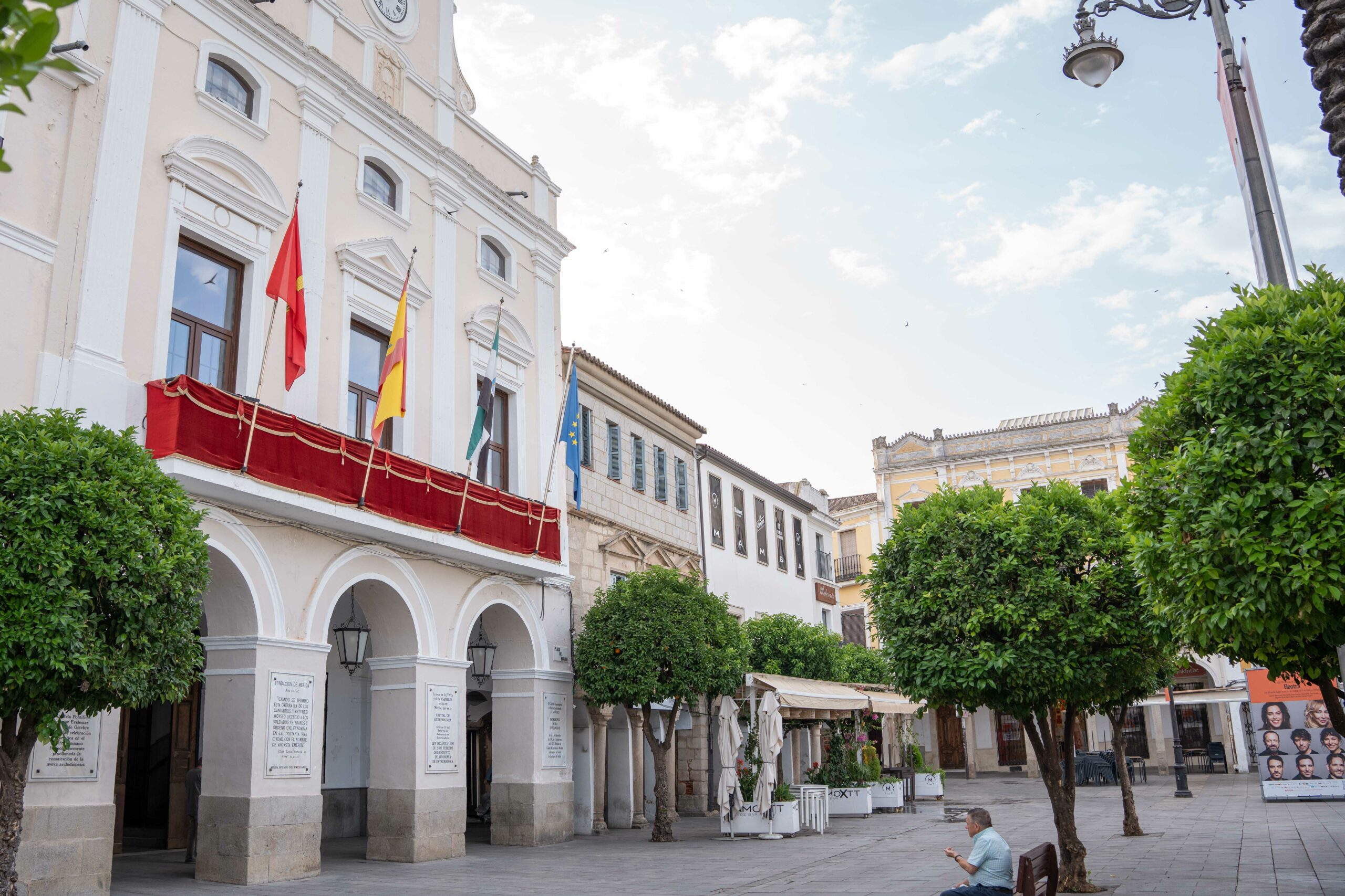 Operarios municipales ultiman los preparativos para la procesión del Corpus que se celebra este domingo
