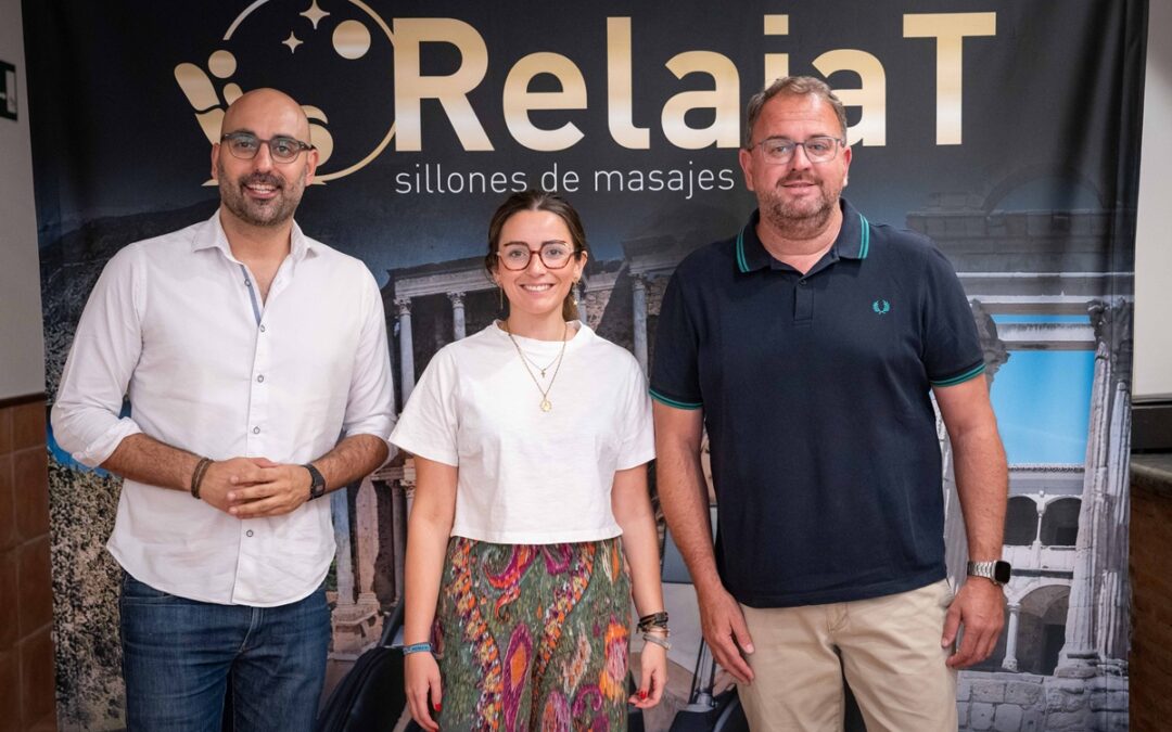 El alcalde visita un nuevo centro de sillones y masaje terapéuticos ubicado en la calle José Ramón Mélida