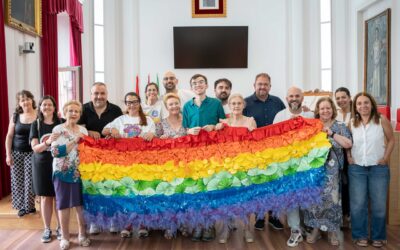Emeritea, AFAM, la Asociación de Vecinos El Prado, la Residencia de Mayores El Prado y los jóvenes de Fundación Triángulo entregan al Ayuntamiento la bandera colaborativa LGTBIQ+