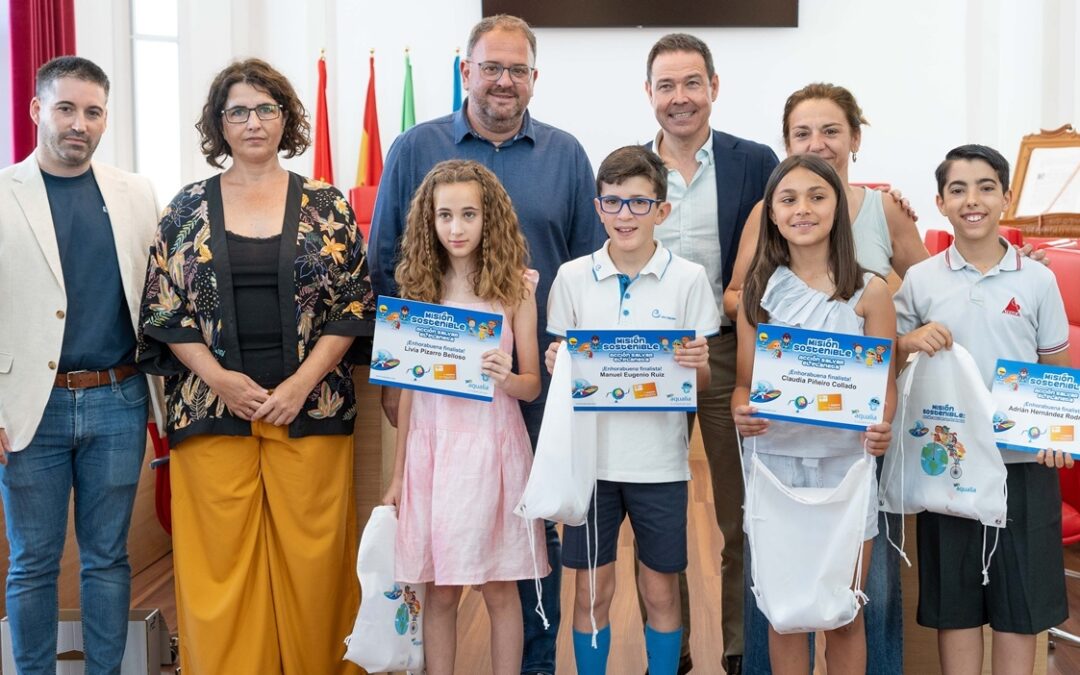 El alcalde felicita a los cuatro escolares emeritenses que han resultado finalistas en el concurso nacional de dibujo que organiza la empresa Aqualia