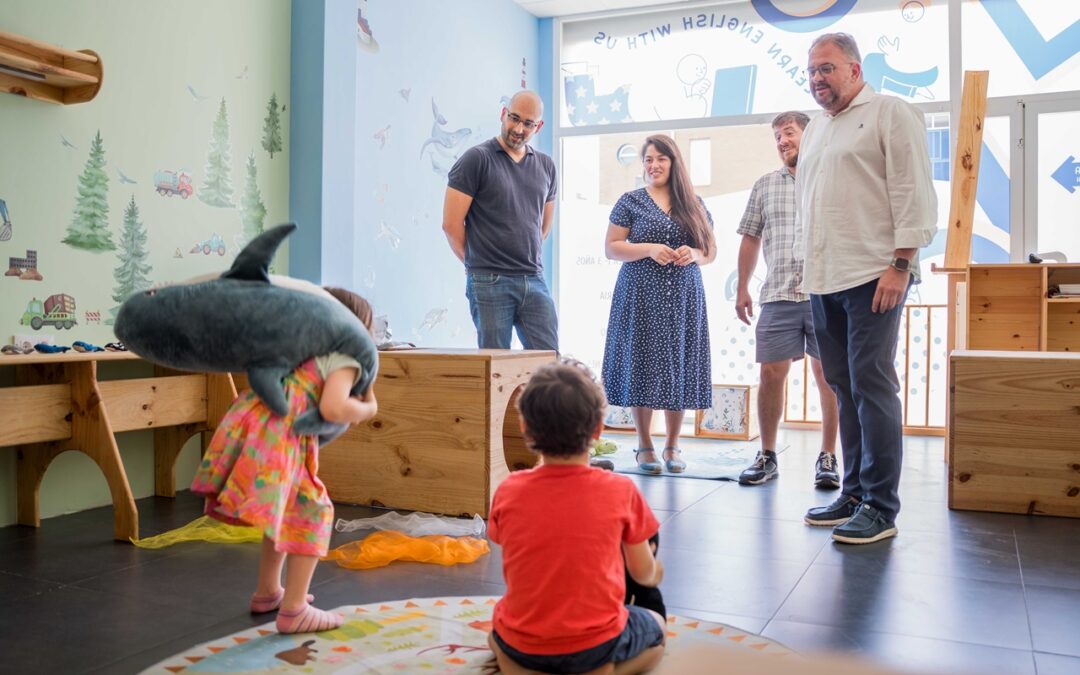 El alcalde visita ‘English Cottage’ un centro de enseñanzas de inglés abierto por dos empresarios migrantes afincados en Mérida que han creado para ello una cooperativa de trabajo asociado