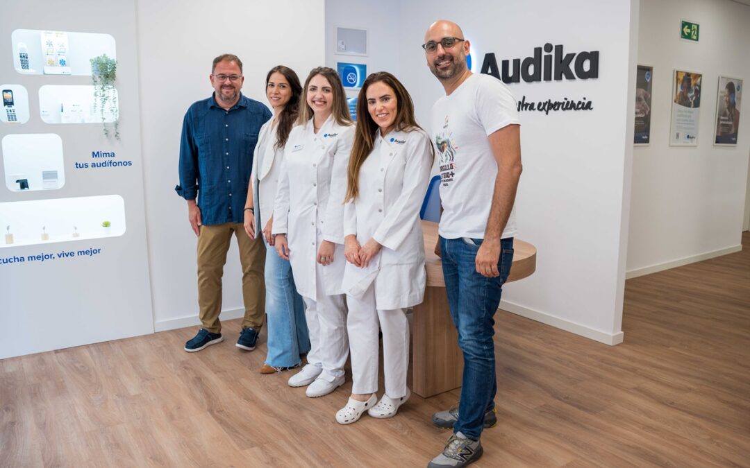 El alcalde visita la sede de la multinacional ‘Audika’ que ha abierto sus puertas este año en plena calle Santa Eulalia dedicada a la salud auditiva