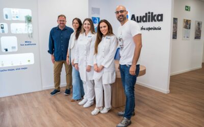 El alcalde visita la sede de la multinacional ‘Audika’ que ha abierto sus puertas este año en plena calle Santa Eulalia dedicada a la salud auditiva