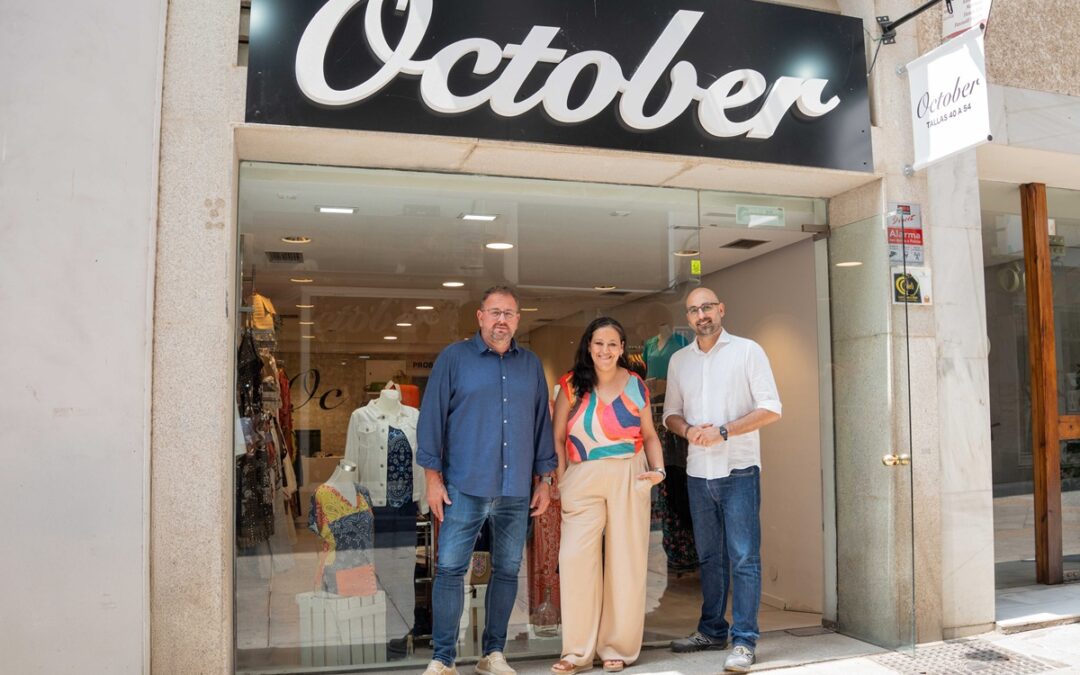 El alcalde visita la tienda de ropa October, que estrena nueva ubicación en Moreno de Vargas