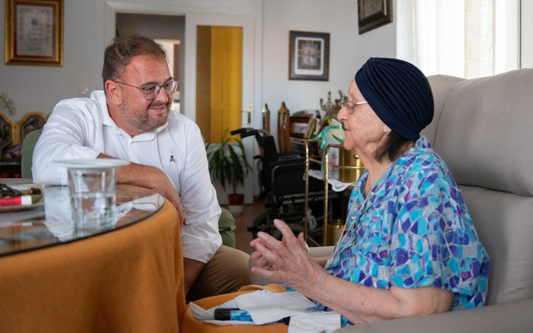 El alcalde impone el escudo de oro de la ciudad a María Brazo al haber cumplido, el pasado 18 de junio, 100 años
