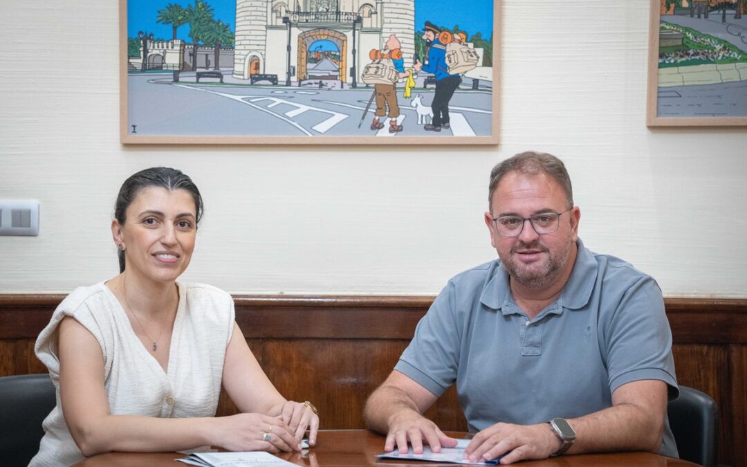 El alcalde recibe a la empresaria María José Trinidad que acaba de lanzar una iniciativa de experiencias que unen teatro, gastronomía y turismo
