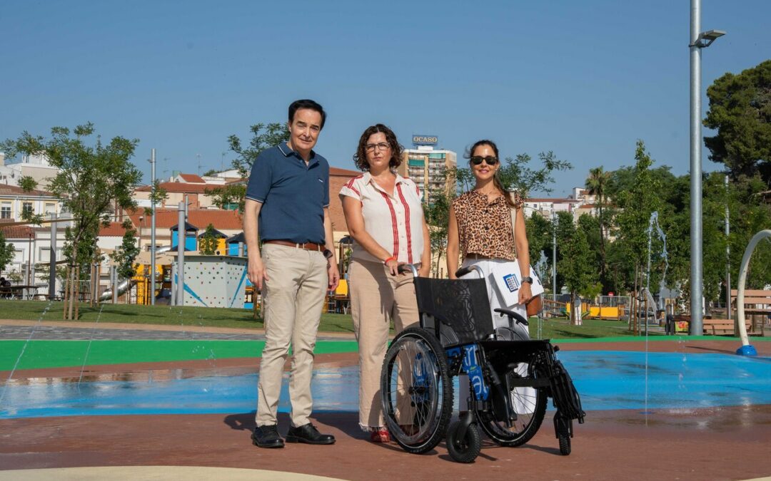 El Ayuntamiento adquiere seis sillas de ruedas para su uso en los espacios acuáticos municipales