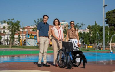 El Ayuntamiento adquiere seis sillas de ruedas para su uso en los espacios acuáticos municipales