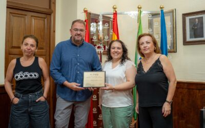 El alcalde recibe a la psicóloga emeritense Ana Yáñez, reconocida con el `Premio a la Excelencia e Innovación en Educación Sexual´ por la coordinación del Programa sobre Prevención y Atención Primaria en Salud Mental y Sexual puesto en marcha por el Ayuntamiento