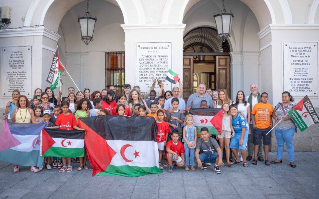 El alcalde recibe en el Ayuntamiento a un grupo de niños y niñas saharauis del programa “Vacaciones en Paz” que pasarán el verano con familias de acogida de Mérida y alrededores