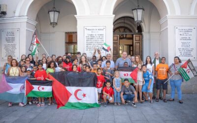 El alcalde recibe en el Ayuntamiento a un grupo de niños y niñas saharauis del programa “Vacaciones en Paz” que pasarán el verano con familias de acogida de Mérida y alrededores