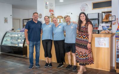 El alcalde y la delegada de comercio visitan la tercera de las tiendas de “Dulces delicias by Pizarrín” que acaba de abrir en Nueva Ciudad