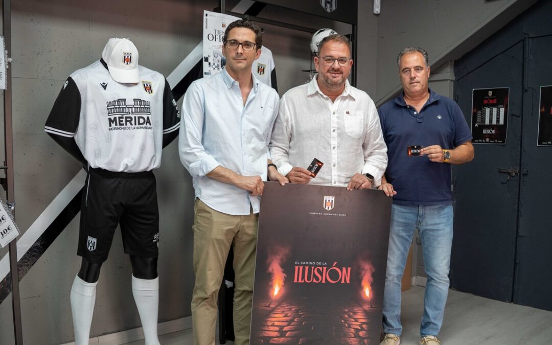 El Alcalde renueva su abono del Mérida AD y pide un esfuerzo a la afición para seguir disfrutando del fútbol dentro un “un proyecto ilusionante”