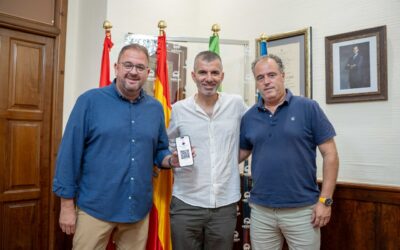 El alcalde adquiere su abono para la temporada del C.P. Bosco de baloncesto en Tercera FEB y anima a la ciudadanía a apoyar al club emeritense