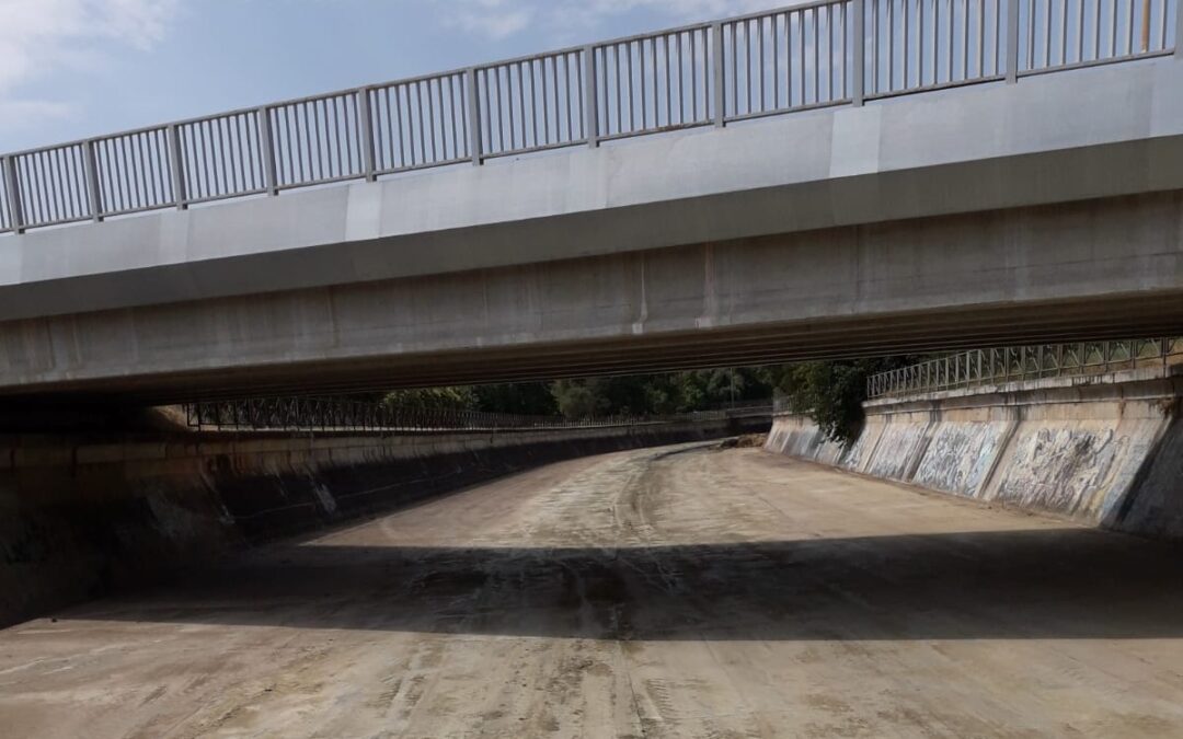 El Ayuntamiento realiza la limpieza periódica del cauce del río Albarregas en su tramo urbano, desde San Juan a la desembocadura del Guadiana
