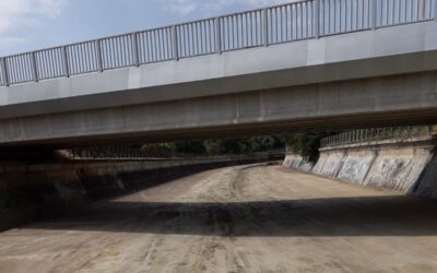 El Ayuntamiento realiza la limpieza periódica del cauce del río Albarregas en su tramo urbano, desde San Juan a la desembocadura del Guadiana