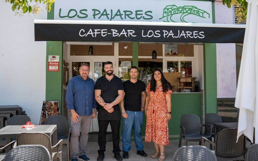 El alcalde visita el Bar ‘Los Pajares’, en la Zona Sur, con motivo de su reciente apertura en la ciudad