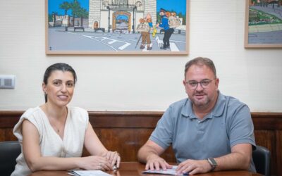 El alcalde recibe a la empresaria María José Trinidad que acaba de lanzar una iniciativa de experiencias que unen teatro, gastronomía y turismo